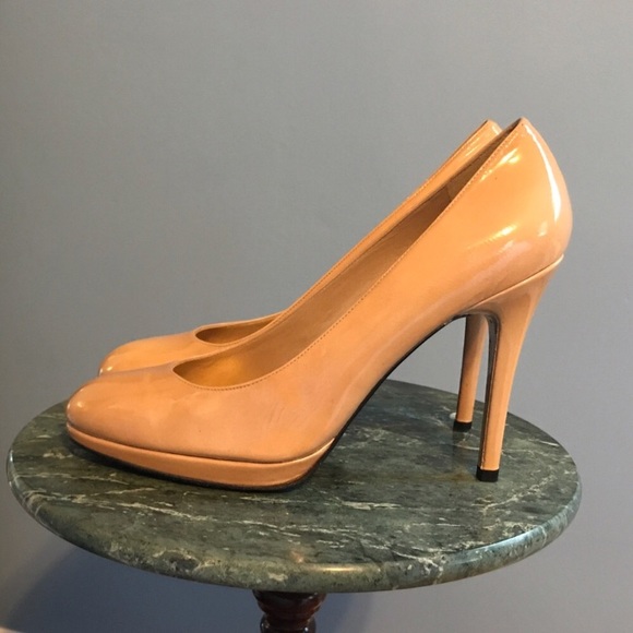 Stuart Weitzman Shoes - 🔥 SALE New Stuart Weitzman Beige Pumps! 🚭